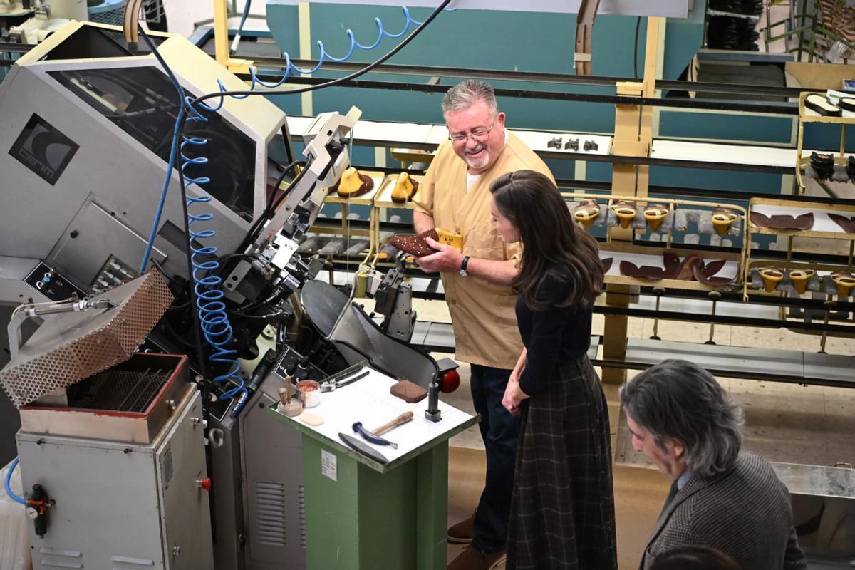 La reina Letizia visita la fábrica de calzado de la firma Pedro García