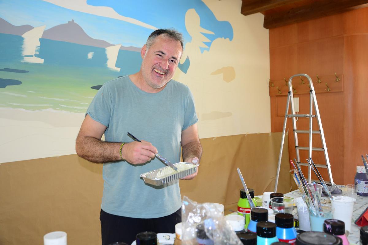 Luis Davila, en Cangas, preparando un mural en una vivienda.