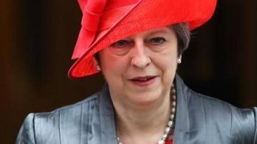 Theresa May sortint ahir de Downing Street