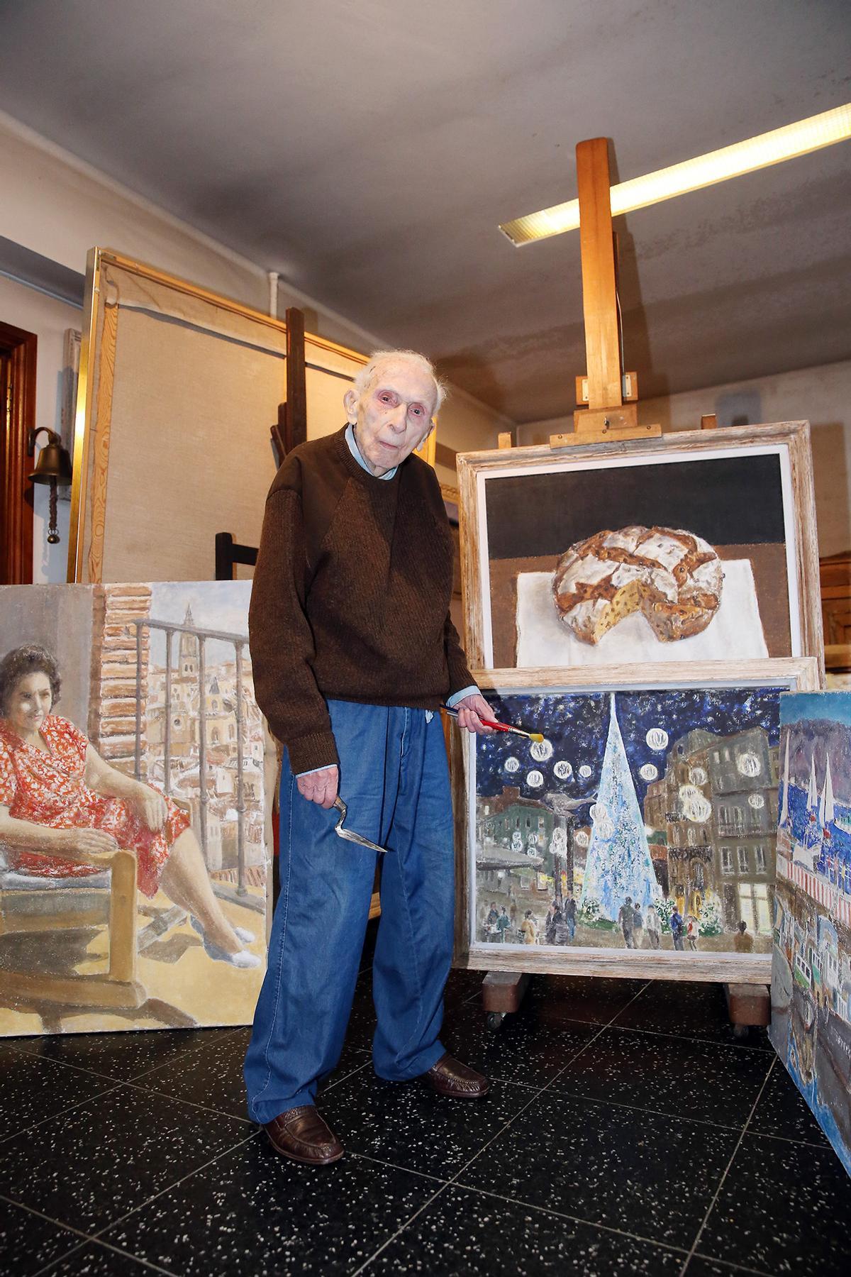 El pintor Luis Torras en el salón estudio de arte de su casa