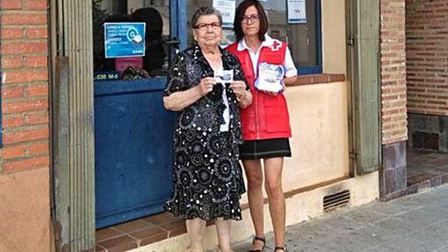 Fernández (derecha) entrega el premio a Vasallo.