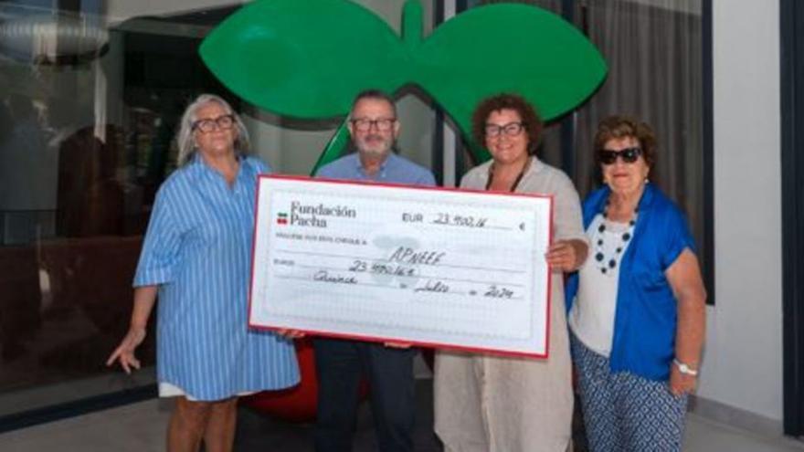 Entrega de un cheque a Apneef . | FUNDACIÓN PACHA