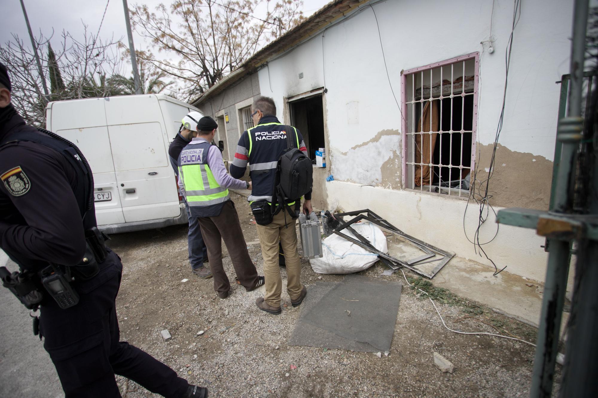 Descubren un arsenal de armas de guerra en una casa incendiada en Murcia