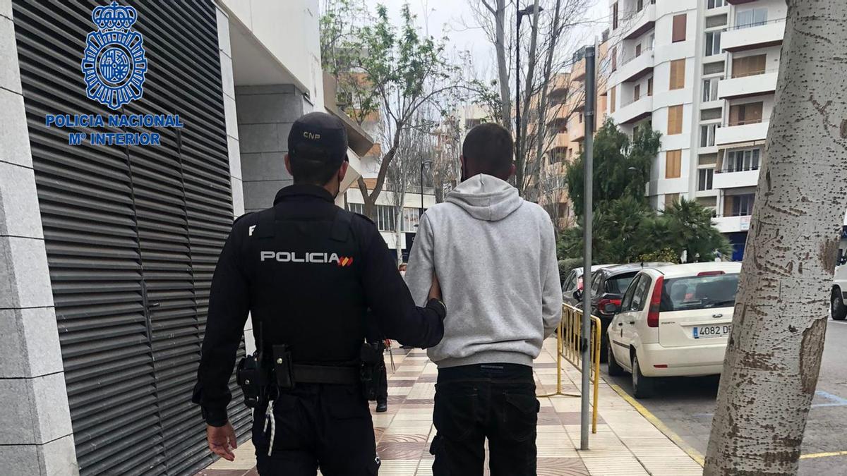 Detenido en Ibiza un hombre por amenazar con una motosierra