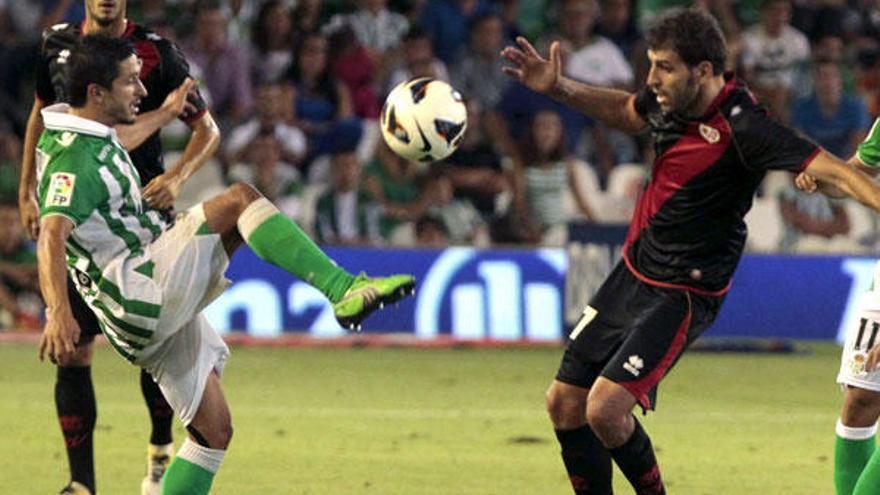 Jonathan Pereira controla el balón ante el excéltico Trashorras, el sábado, en el Benito Villamarín. // Juan  Ferreras