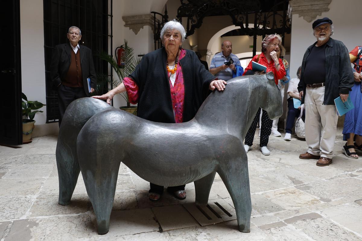 La artista Elena Laverón, con su obra Caballo
