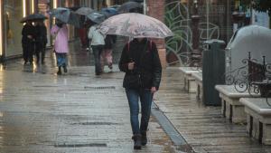Archivo - Varias personas se protegen de la lluvia bajo sus paraguas. A 9 de febrero de 2024, en Sevilla (Andalucía, España). La borrasca Karlotta activa avisos por lluvia, viento y oleaje en todas las provincias andaluzas.