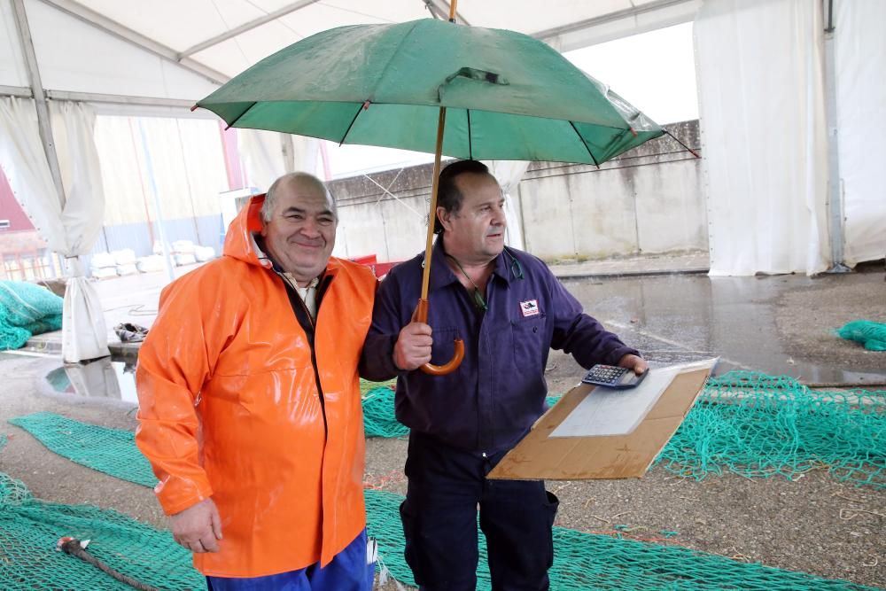 Los rederes de Vigo trabajan bajo la lluvia // Marta G. Brea