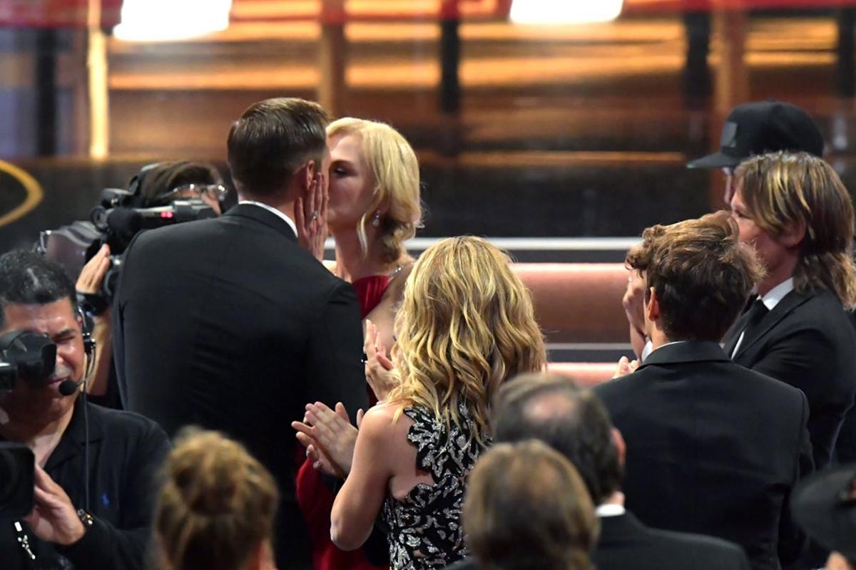 Nicole Kidman besa a Alexander Skarsgård en los Emmy 2017