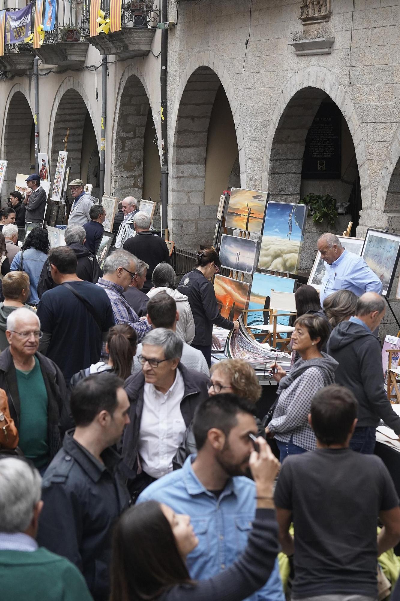 Artesania, aliments, antiguitats i dibuixos omplen els carrers de Girona el dia de Tots Sants