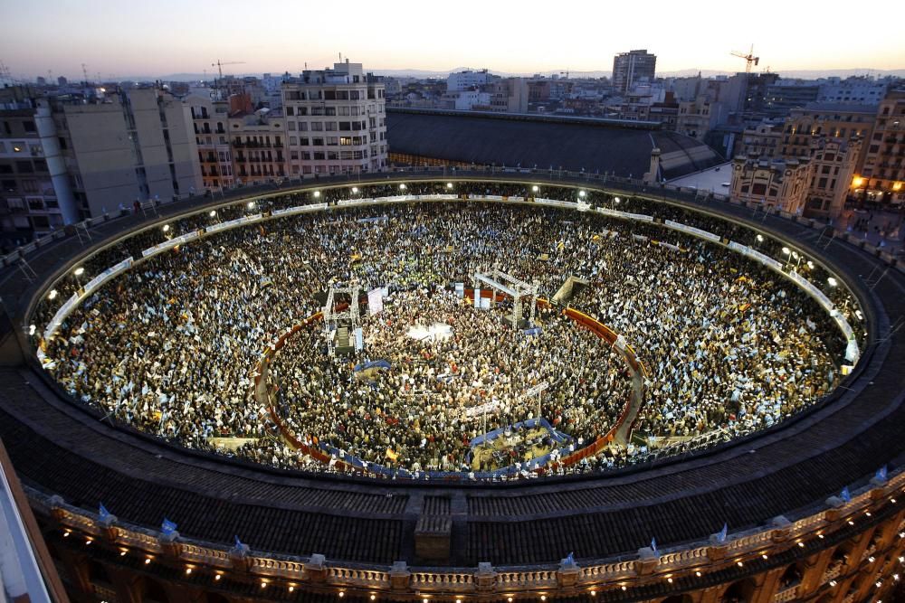 El mítin de Camps y Rajoy en la plaza de toros de València que se pagó en negro