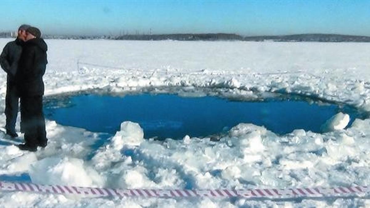 Agujero en el lago helado de Cherbakul formado por la caída de un meteorito.