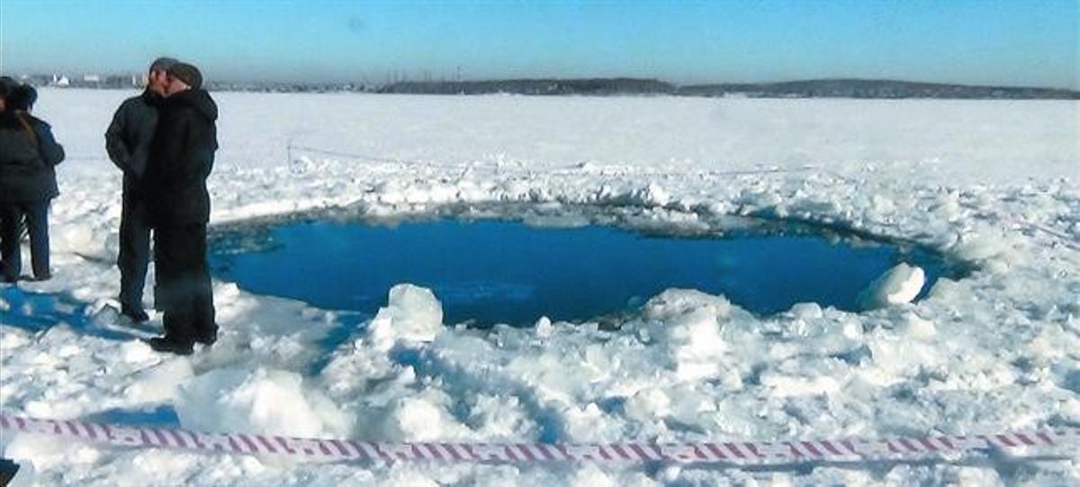 Forat al llac gelat de Txerbakulformat per la caiguda d’un meteorit. Forat al llac gelat de Txerbakulformat per la caiguda d’un meteorit.