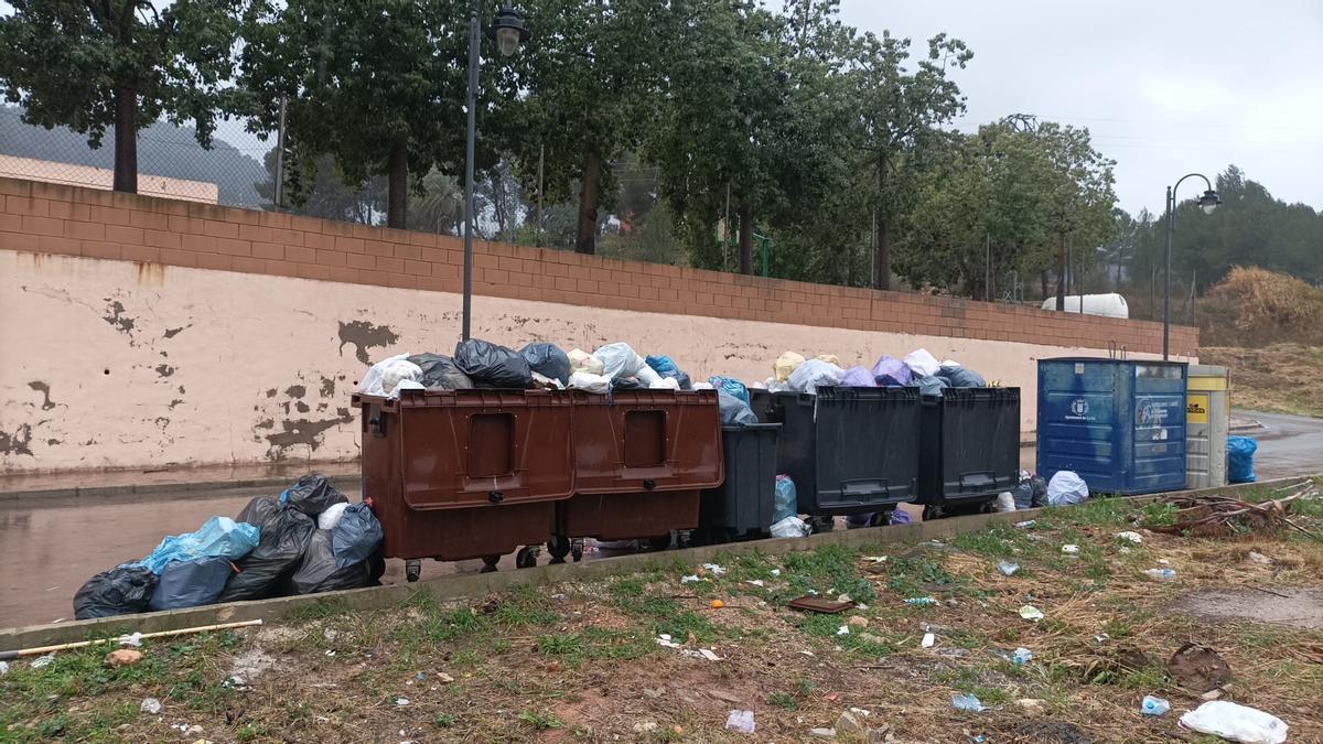 El área de emergencia de Sumacàrcer, este miércoles a mediodía, repleta de residuos.