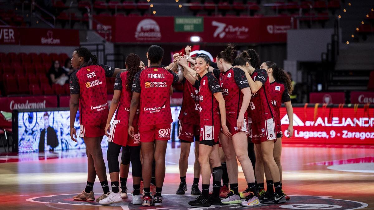 Las jugadoras del Casademont Zaragoza en el partido de Liga ante el Araski en el Príncipe Felipe.