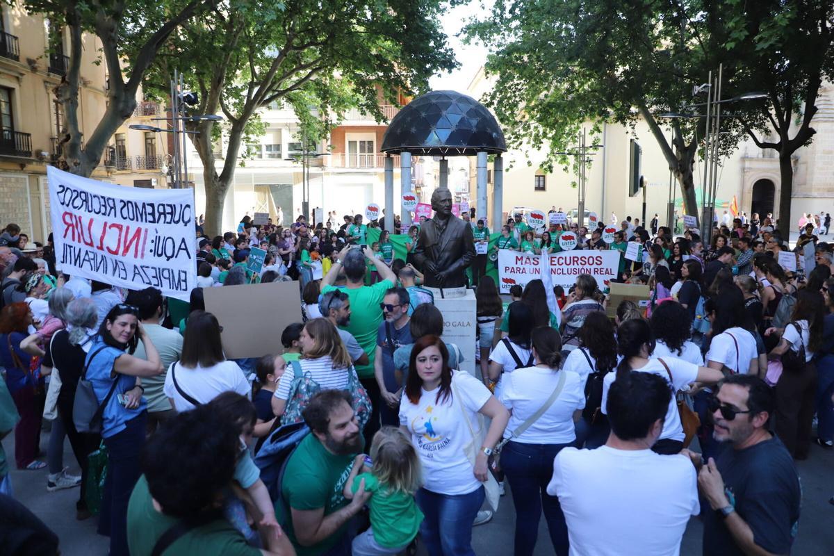 Concentración a favor y defensa de la educación pública a la que acudieron familias del López Diéguez.
