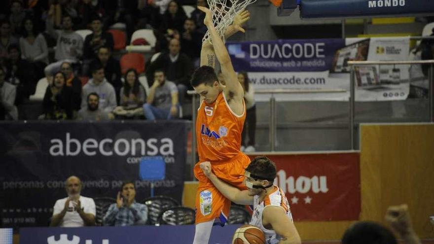 Zach Monaghan salta a canasta en un partido en el Palacio de los Deportes de Riazor.