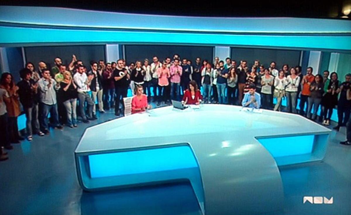 Els treballadors de Canal 9 ocupen el plató d’informatius.