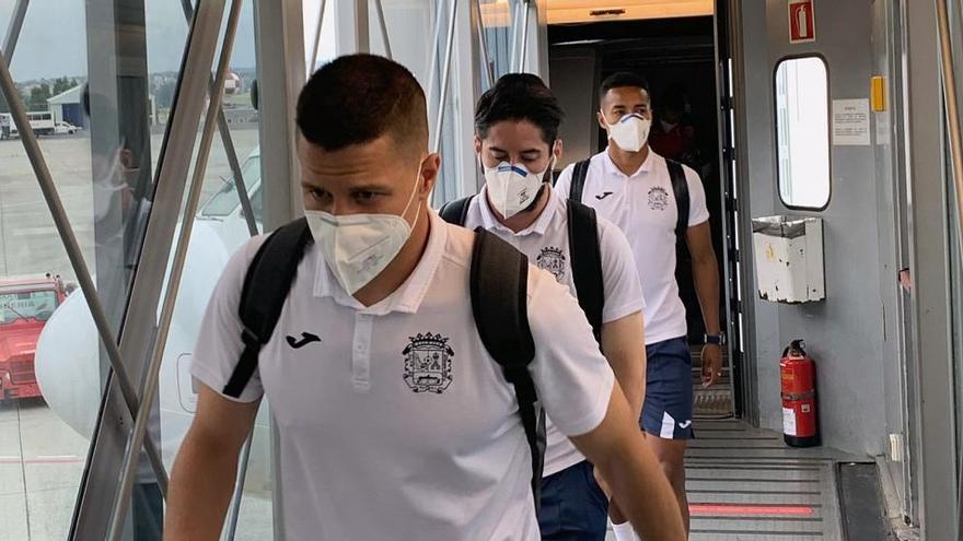 Llegada de los jugadores del Fuenlabrada a A Coruña.