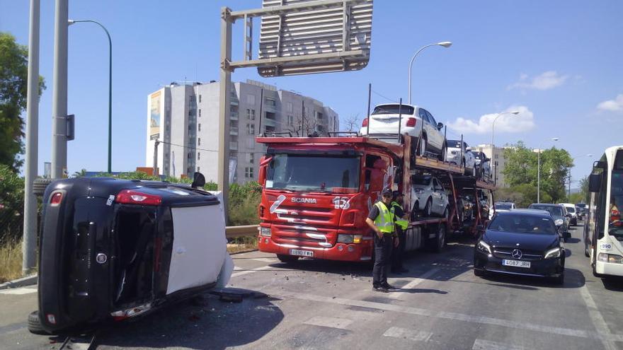 Autotransporter verliert Pkw auf Flughafen-Autobahn