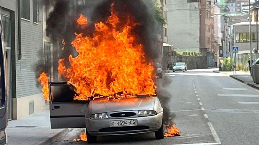 El coche , envuelto en llamas. | FOTO CEDIDA A LNE