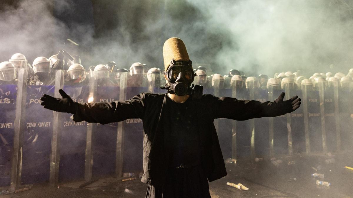 Un manifestante desafía a la policia en Estambul.