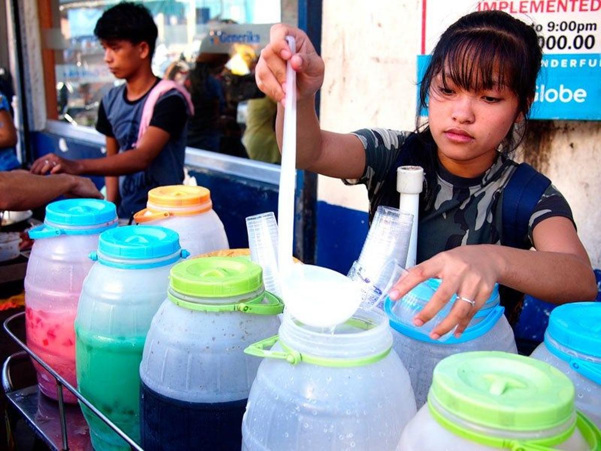 Trabajando en un puesto de bebidas en las calles de Manila, Filipinas