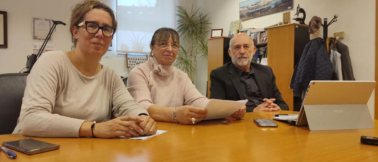 Desde la izquierda, las profesoras Leticia Aguado y Yolanda Gutiérrez, junto con el director de la Escuela Politécnica, José Luis Pérez. | J. N.