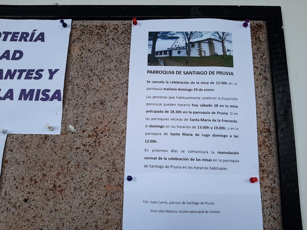 El cartel anunciando la suspensión de la misa dominical en Santiago de Pruvia