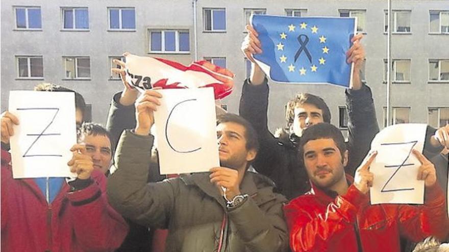 Erasmus españoles durante una protesta en Polonia el mes pasado. | lp / dlp