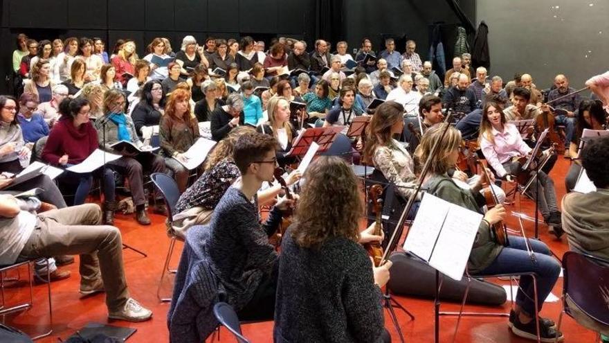 Assaig avui de la coral abans de l&#039;estrena de demà a Santa Maria del Mar