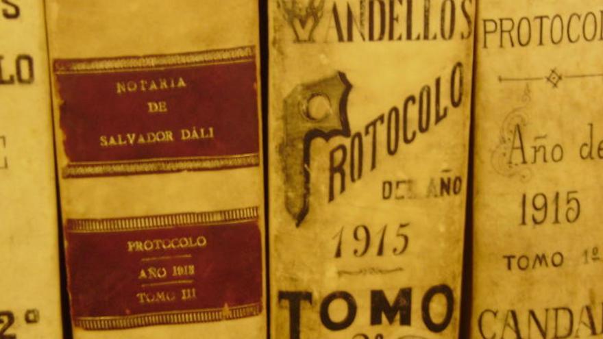 Protocols, el segon per l&#039;esquerra, del notari Dalí