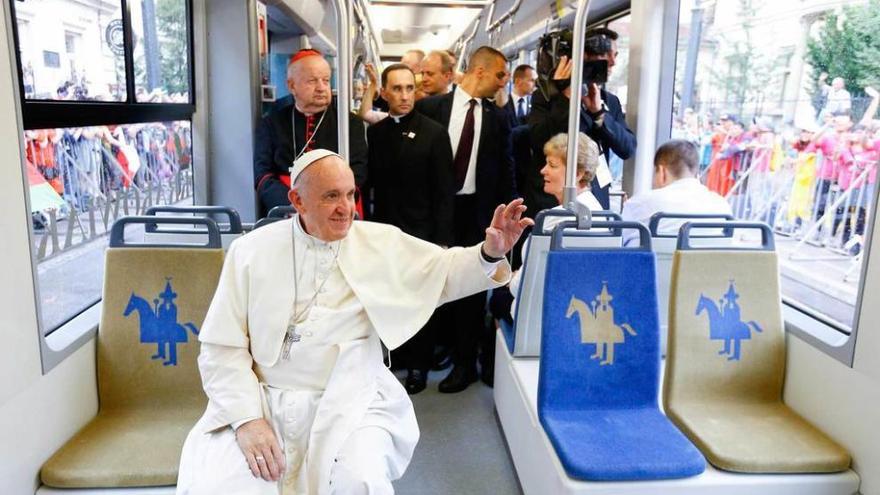 Francisco saluda a bordo del tranvía papal.