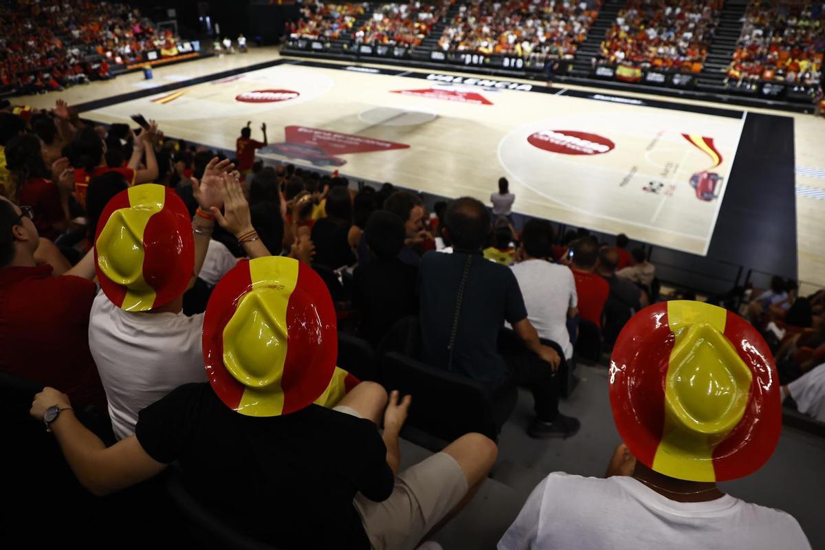 Llenazo en la Fonteta para ver la final España-Inglaterra Llenazo en la Fonteta para ver la final España-Inglaterra