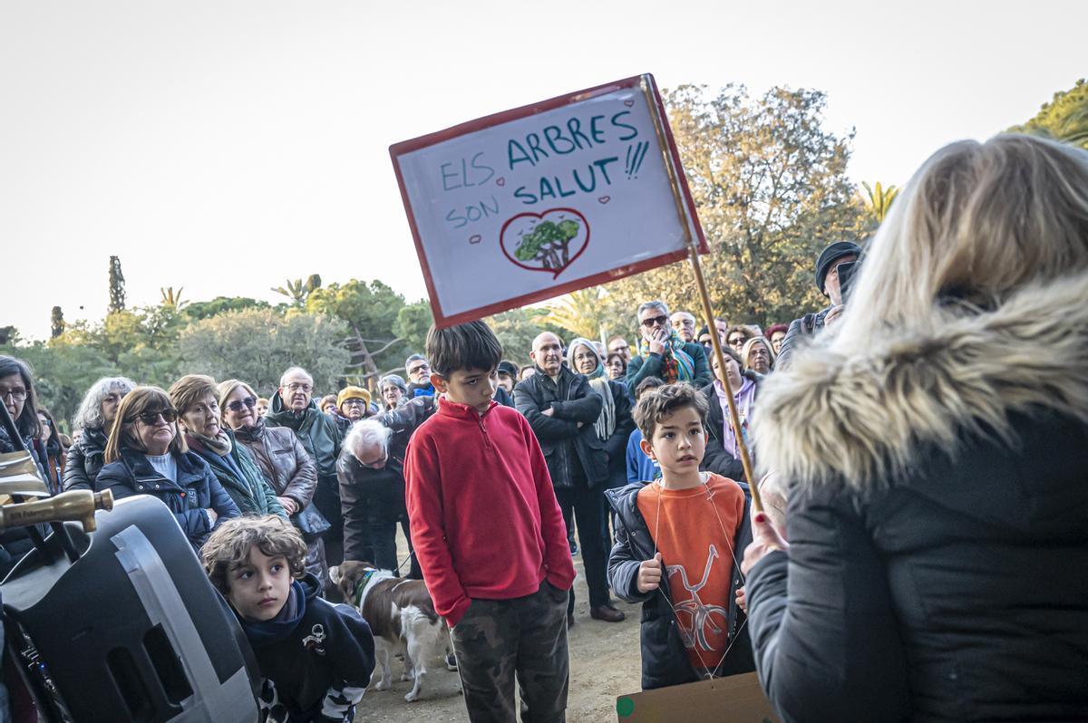 Vecinos del Eixample se manifiestan por primera vez en el parque Joan Miró contra la tala de 170 árboles por las obras de unión del FGC