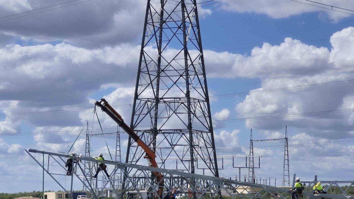 Operarios instalando una torre de alta tensión en la subestación eléctrica de Cabra esta semana.