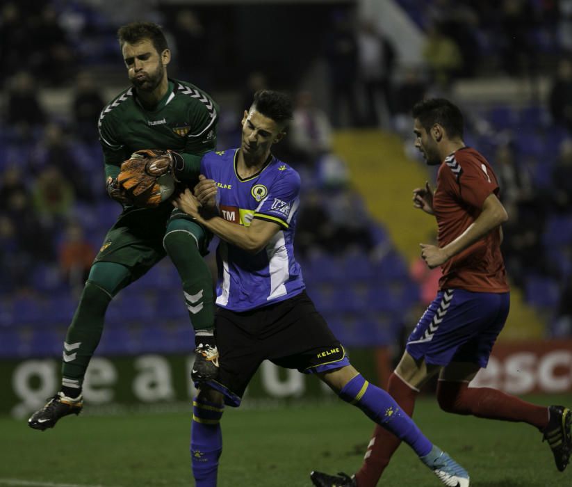 Dos errores del meta gaditano condenan al Hércules en su mejor partido de la temporada.