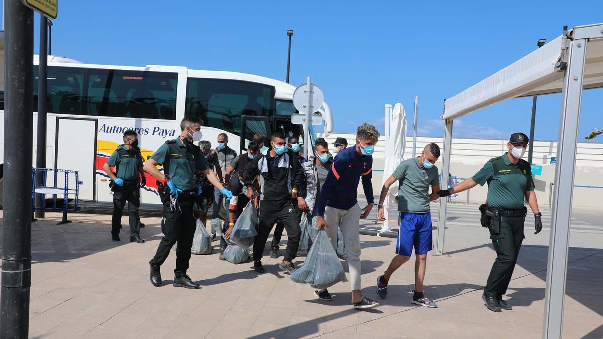 Traslado de los migrantes llegados en patera a Formentera hasta Ibiza