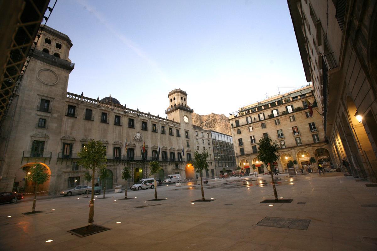 La plaza del Ayuntamiento tras su reforma en 2009.