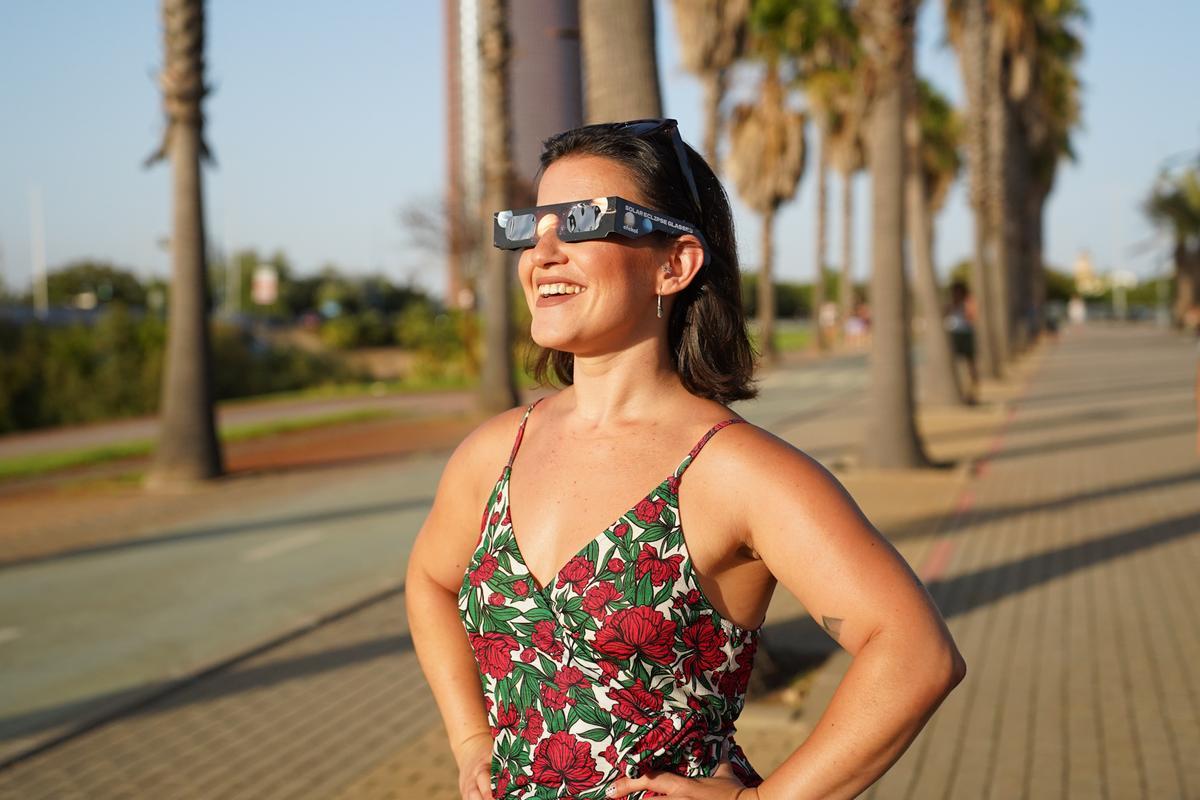 En imágenes: así han vivido los sevillanos el eclipse solar