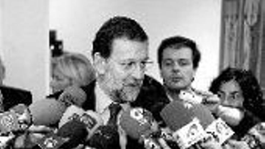 Rajoy ofrece diálogo al PSOE y ataca su proyecto