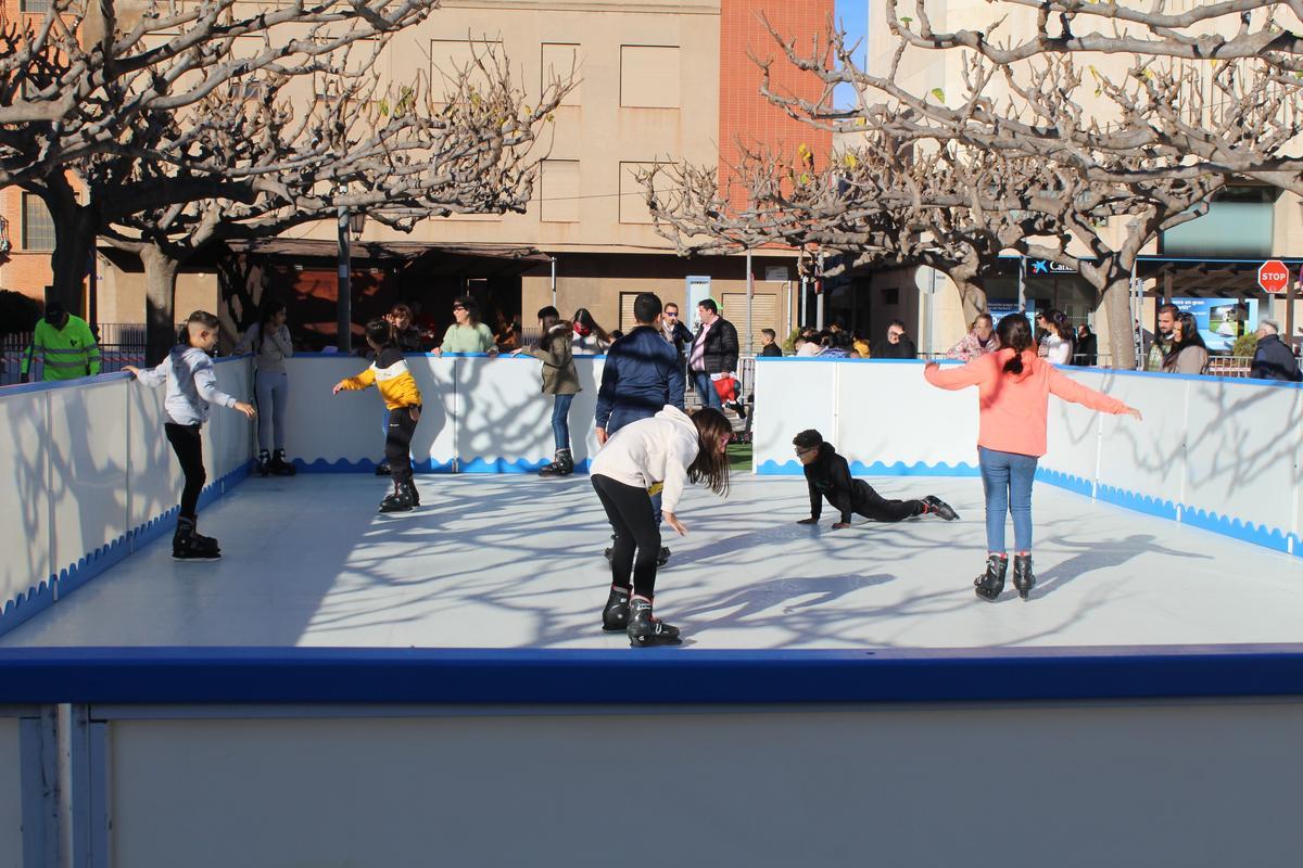 La pista de hielo es ya todo un reclamo entre los más jóvenes.