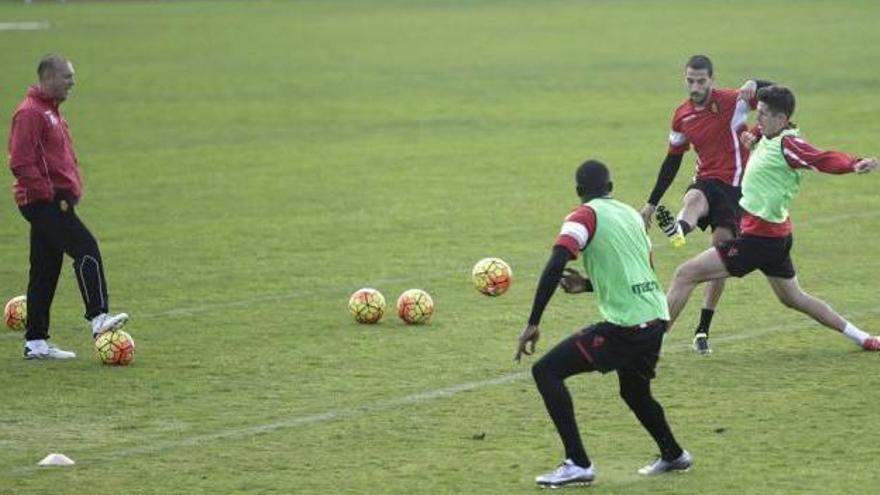 Pepe Gálvez observa a sus pupilos en un entrenamiento en Son Bibiloni.