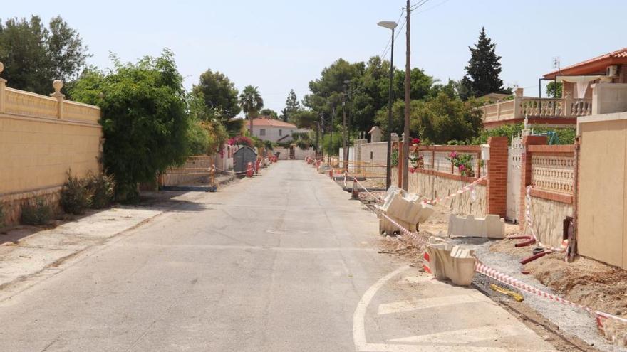 Una parte del paseo de los Olivos en pleno proceso de reurbanización.