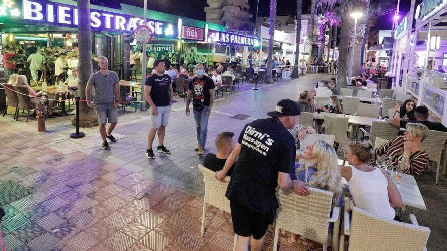 Die sogenannte &quot;Bierstraße&quot; an der Playa de Palma im Juli 2020.