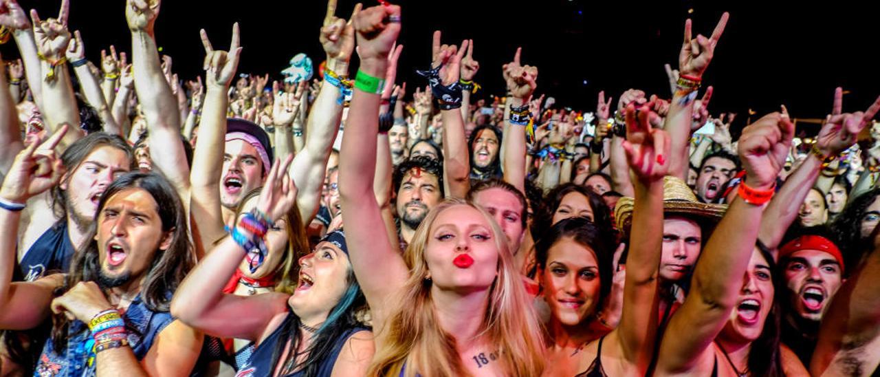 El festival Leyendas del Rock atrae a más de 15.000 asistentes cada día a Villena.