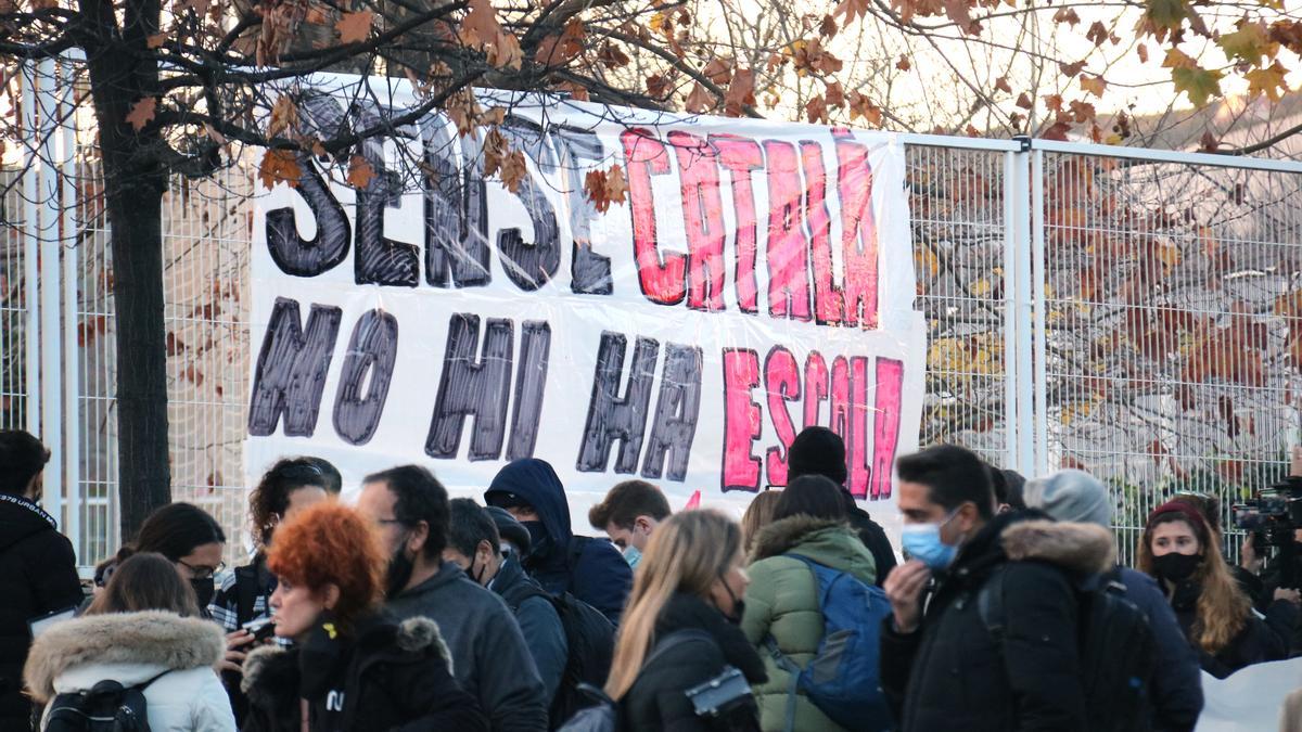 Pla general d&#039;una pancarta en defensa del català en l&#039;ensenyament públic penjat en el decurs de la manifestació de Canet de Mar, el 10 de desembre de 2021. (Horitzontal)