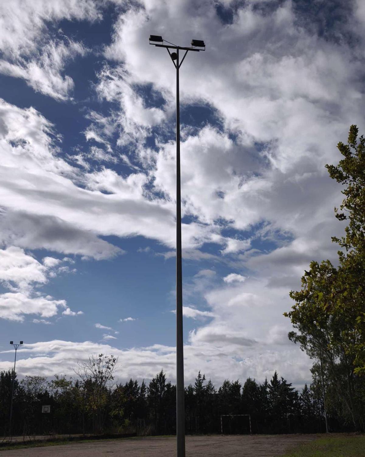 Imagen de uno de los patios. Arriba, el balón.