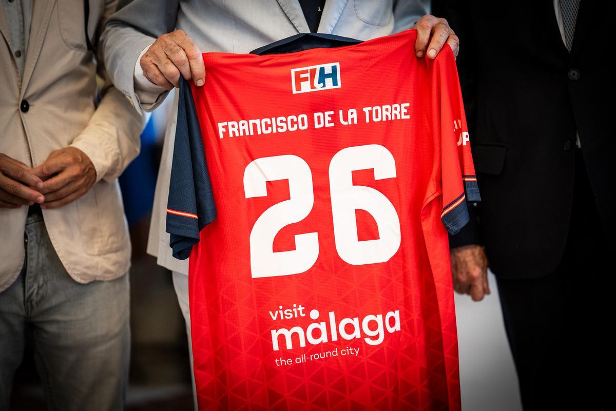 Camiseta oficial con la marca Visit Málaga.
