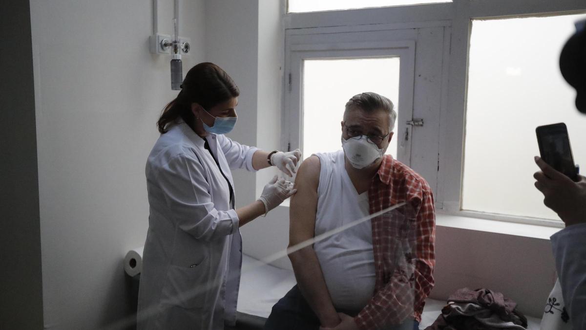 Un hombre recibe una dosis de la vacuna de Astrazeneca